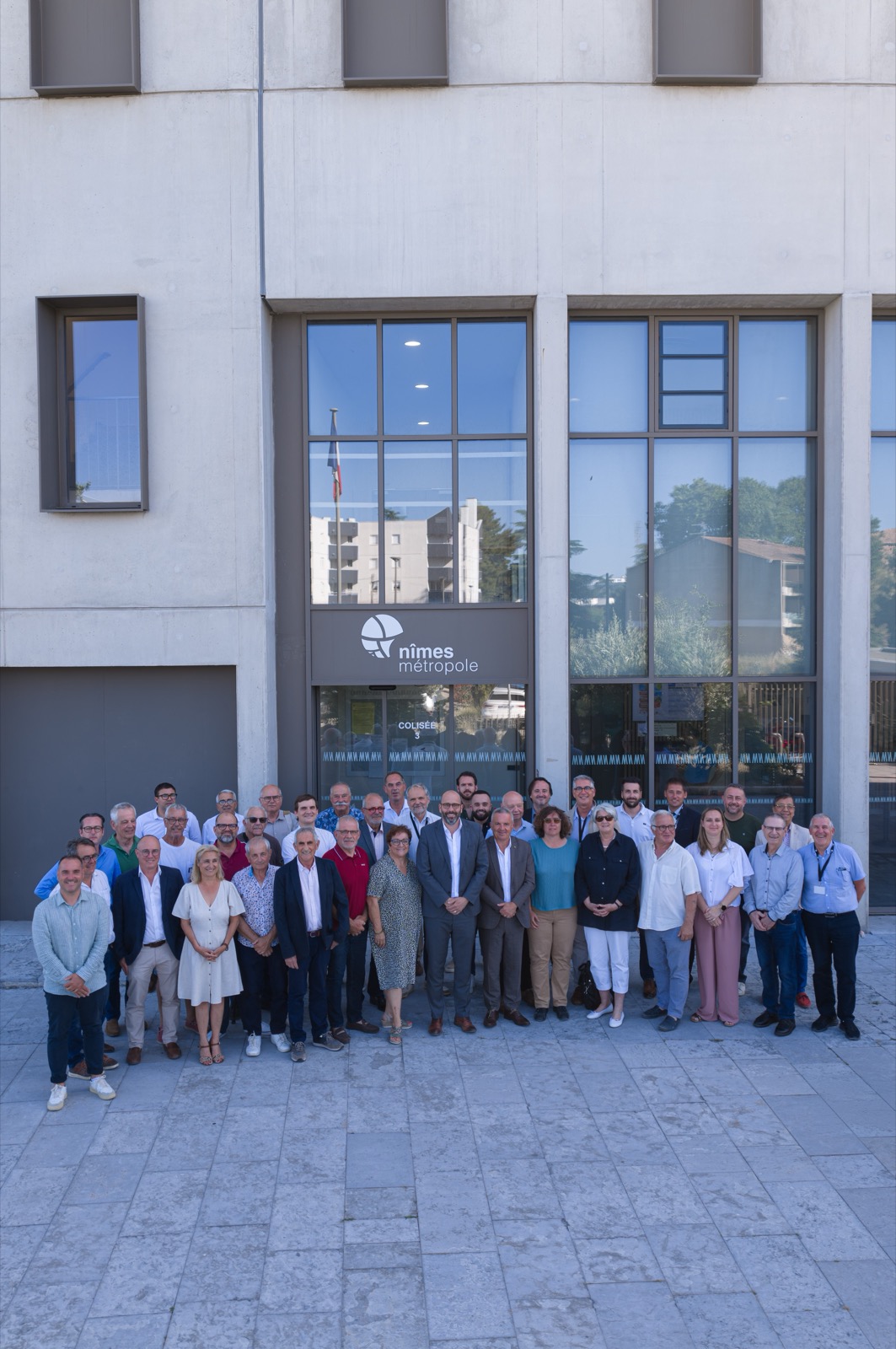 Le conseil communautaire de Nîmes Métropole réuni devant le siège de l'agglomération